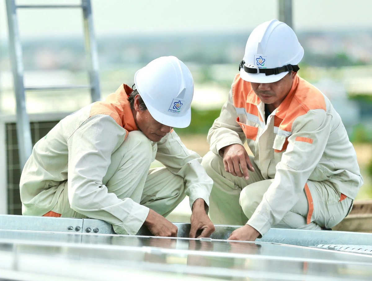 Viet Hung Power installation team